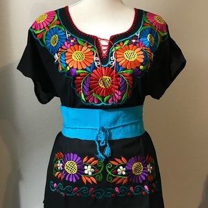 Embroidered Mexican blouse w/free belt!